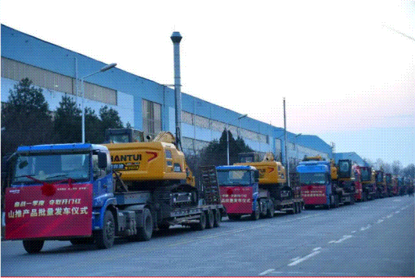 奮戰(zhàn)一季度 奪取開門紅丨山推百余臺挖掘機(jī)批量發(fā)運